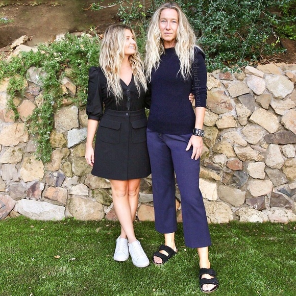 GWYN 100% Cashmere Signature Puff Sleeve Crew Sweater in Navy Blue - Picture 6 of 11